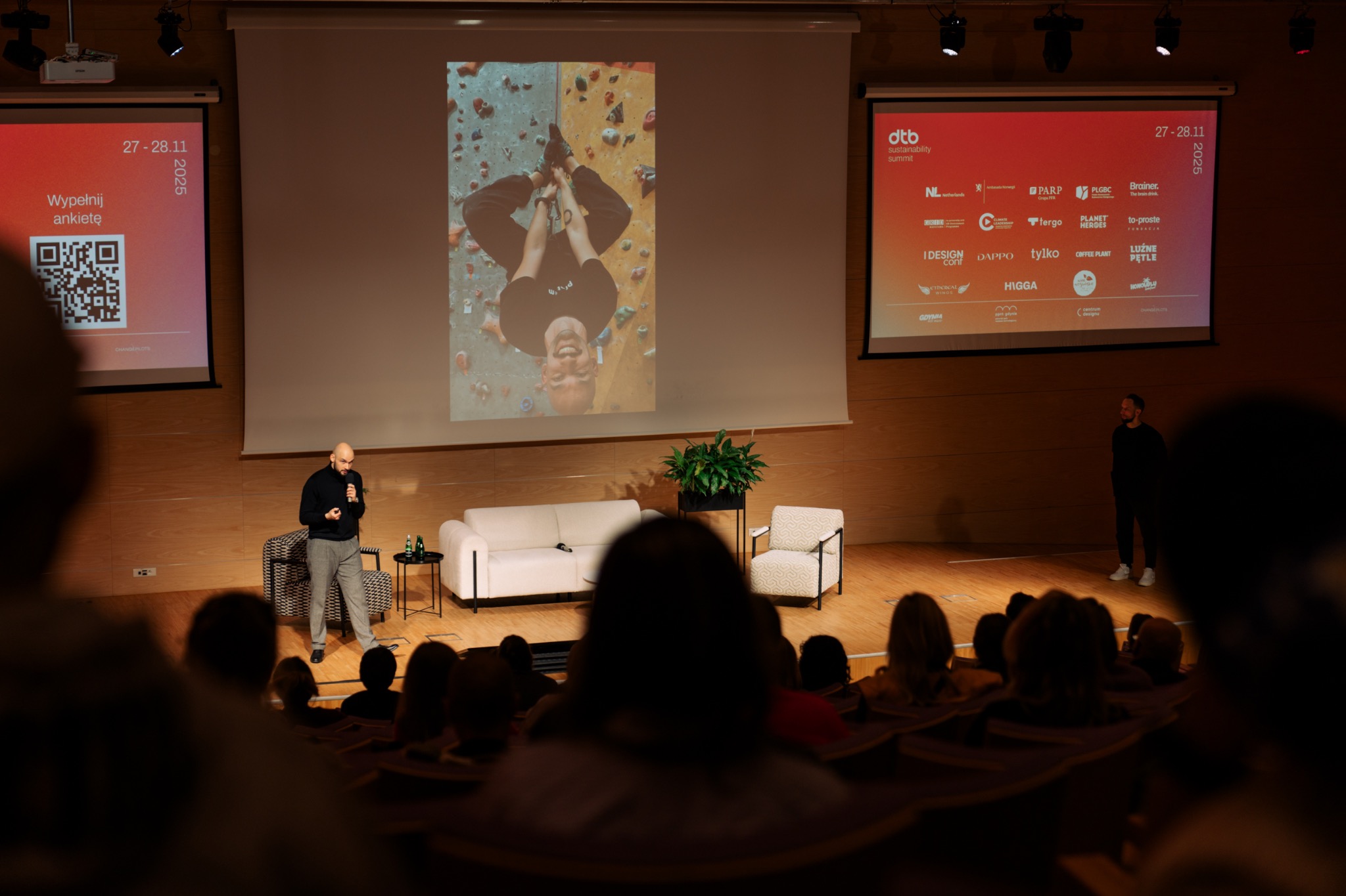 Krzysztof Ożóg podczas wystąpienia na scenie DTB Sustainability Summit
